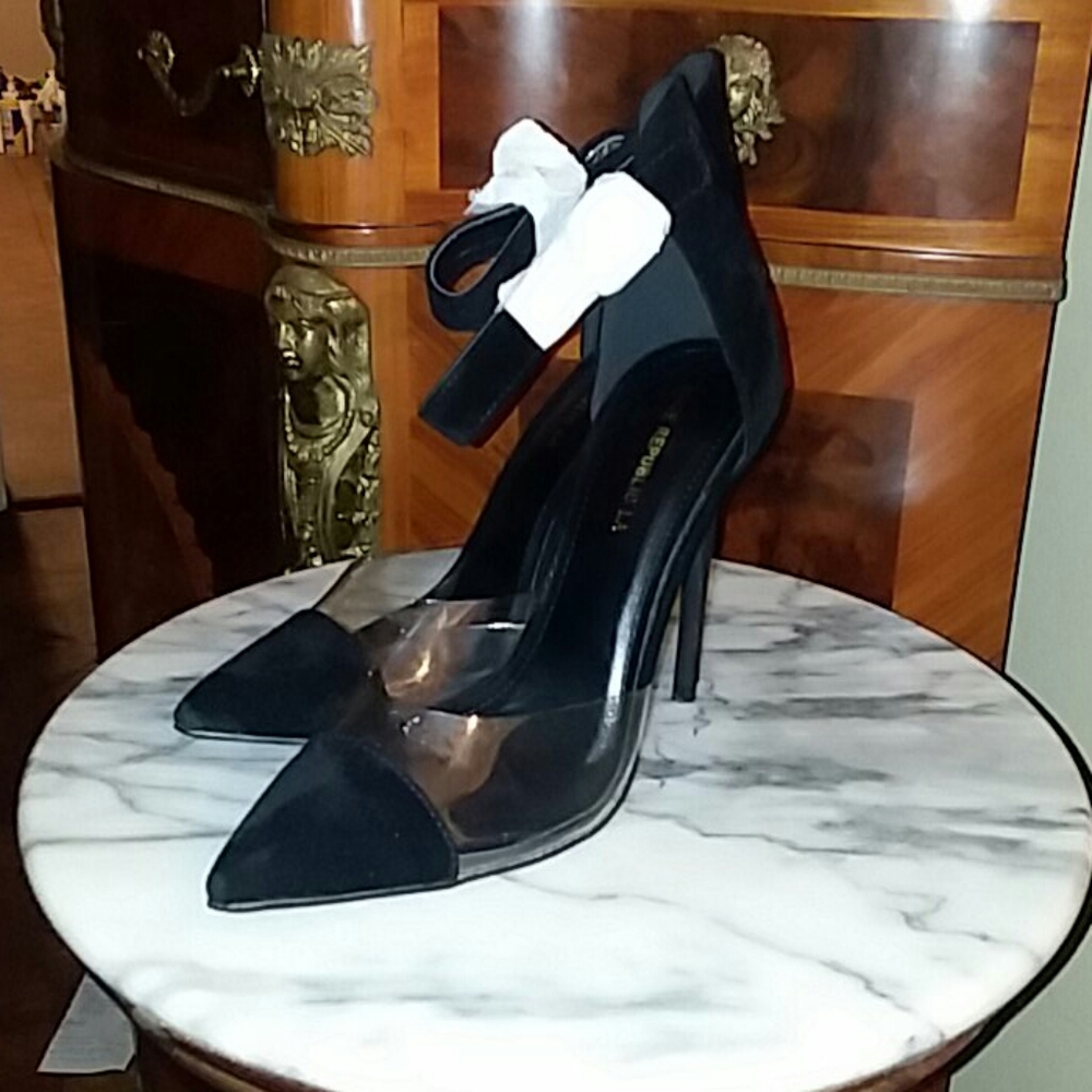 NIB! 5.2 in Black pointed-toe pump with ankle strap